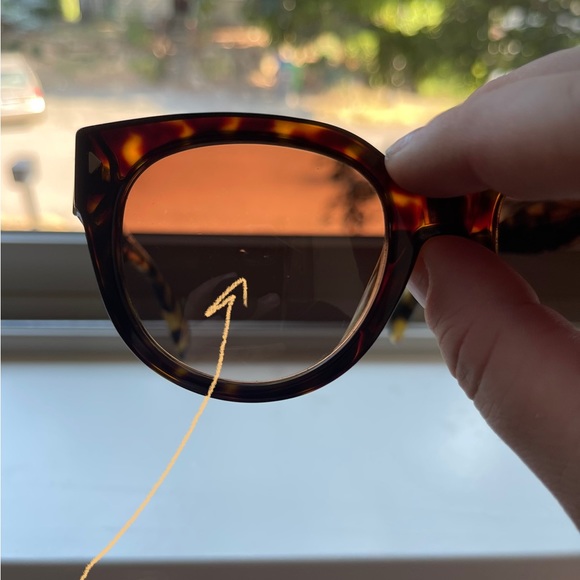 Prada sunglasses with case & cloth - Picture 11 of 11